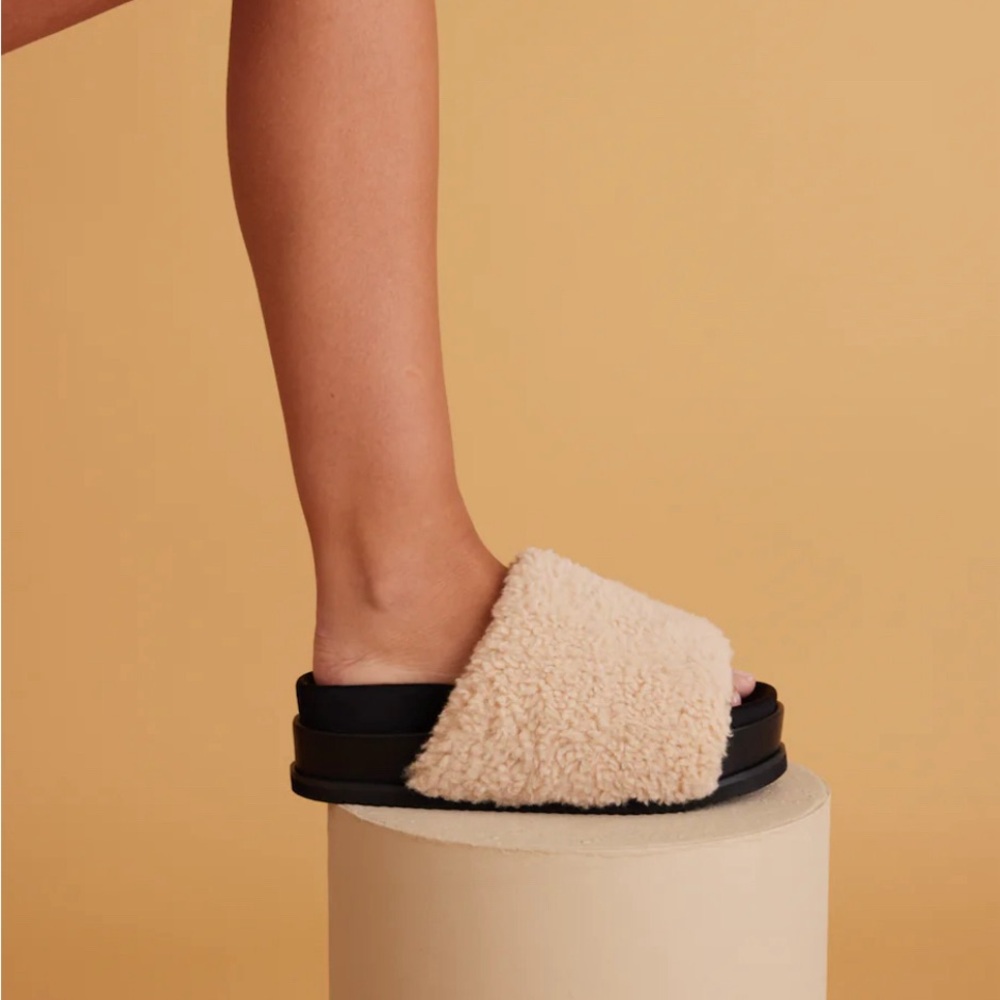 Roam Fuzzy Platform Nude Shearling Platform Slides